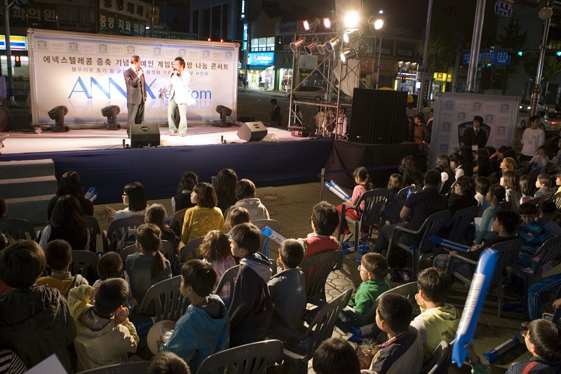 무대위에서 김현철과 인터뷰하고 있는 시장님과 무대를 보고 있는 시민들