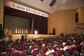 김천시민의날 기념식에서 무대 위에서 말을 하고 있는 아이들과 보고 있는 사람들사진(00018)