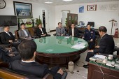 테이블에 모여 앉아 항공우주박물관공모에 대한 회의를 하고 있는 관련인사들과 시장님2사진(00003)