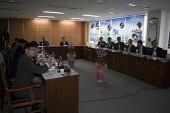 영상을 보며 항공우주박물관공모에 대한 회의를 하고 있는 관련인사들과 부시장님3사진(00008)