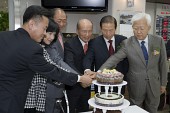 케이크 커팅식을 하고 있는 시장님과 관련인사들1사진(00001)