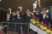 위에서 손을 흔들며 행진을 지켜보고 있는 시장님과 관련인사들1사진(00017)