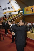 도민체전 폐회식에서 깃발을 흔들고 있는 부시장님사진(00001)