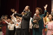 무대 위에서 참가자들과 함께 노래를 부르고 계신 시장님사진(00001)