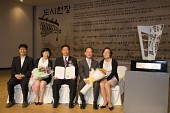 수여받은 상장과 꽃다발을 들고 의자에 앉아 사진을 찍고 있는 부시장님과 관련인사들사진(00001)