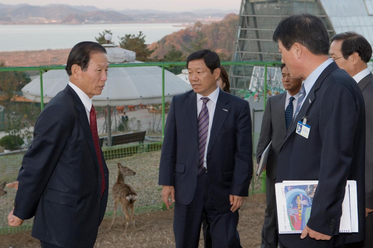 철새축제 현장을 돌아다니시며 관계자들과 이야기 하시는 문동신 시장님1