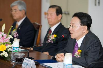 마이크에 말씀하시는 김완주 도지사님과 옆에 계신 문동신 시장님