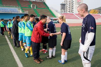 서로 상대팀과 악수하며 지나치는 축구선수들