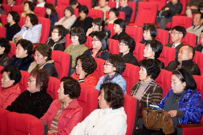 자리에 앉아 시장님의 말씀을 듣고 계신 사람들1