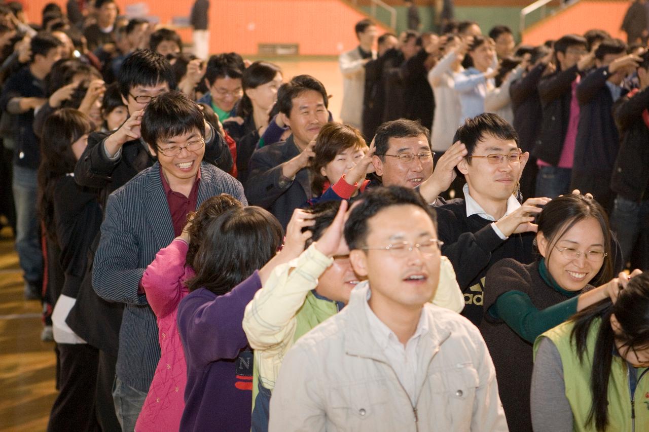 청원 한마음 축제에서 서로의 머리를 안마해 주고 있는 청원들의 모습