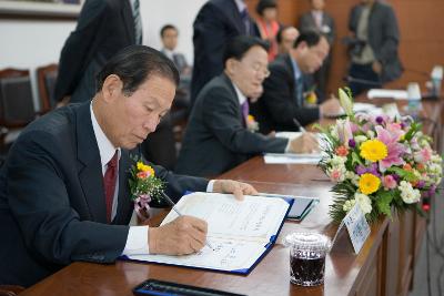 신규항로 협약 체결문에 서명하시는 문동신 시장님과 김완주 도지사님2