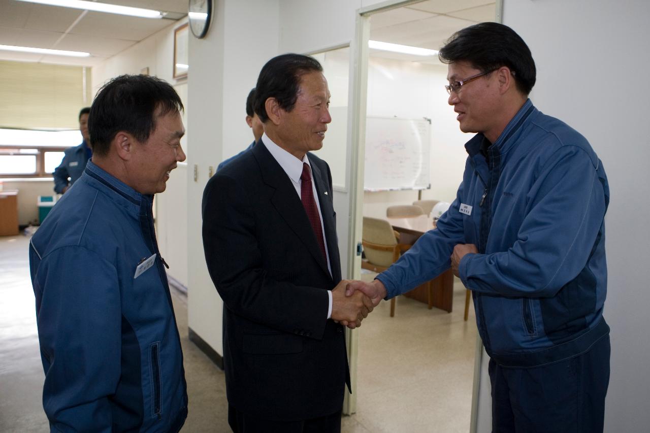 현장 직원과 악수하며 인사하시는 문동신 시장님과 직원들