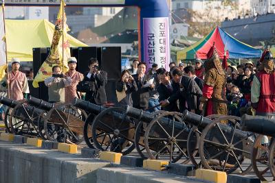 바다를 향해 놓아진 대포를 쏘시는 문동신 시장님과 관련인사들1