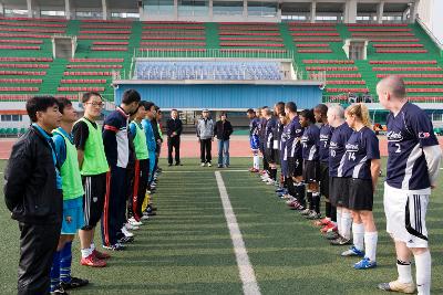 경기시작전 마주보고 서있는 한미 축구선수들1