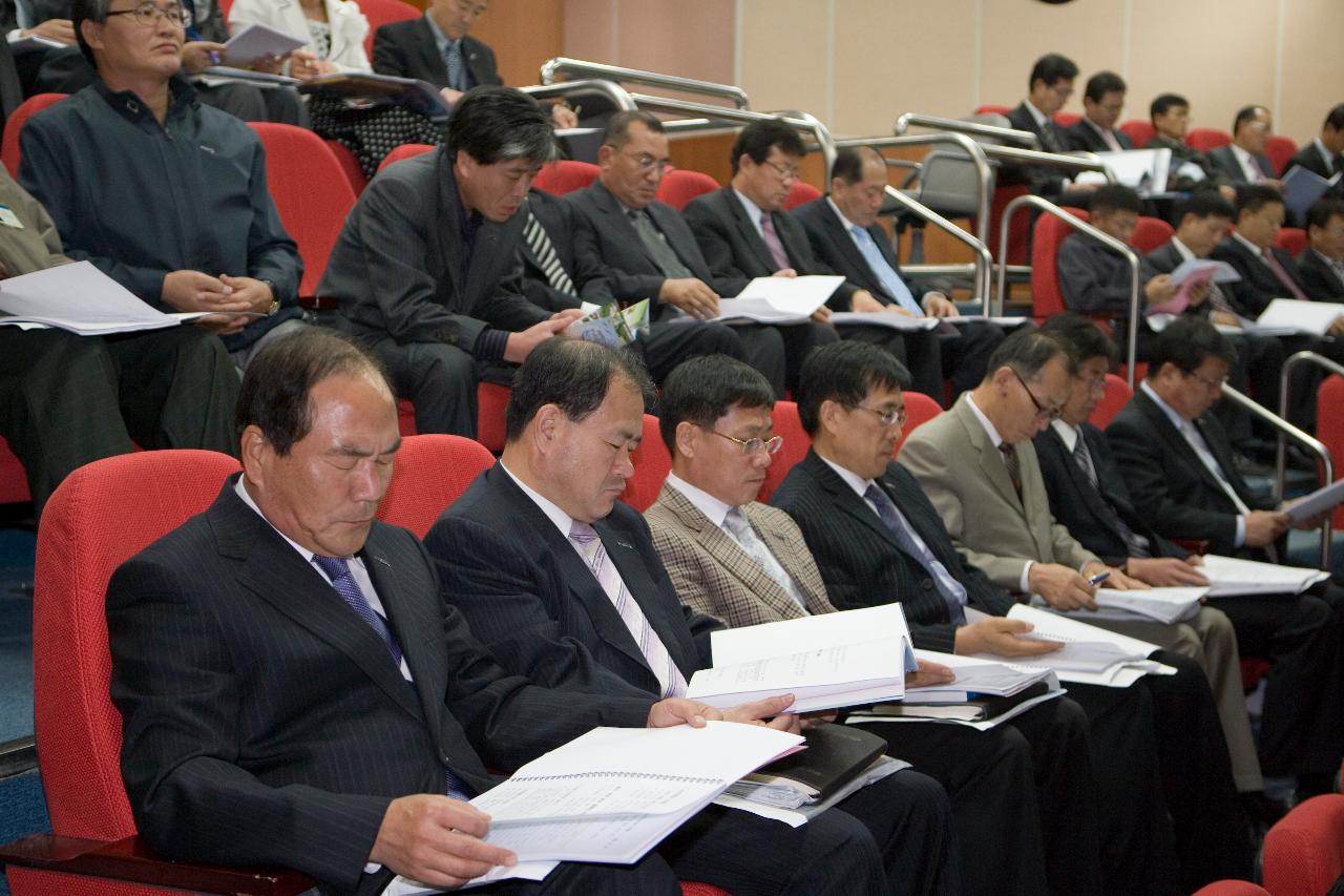 철세축제 최종 보고회 자료를 읽으시는 참석한 임원들의 모습1