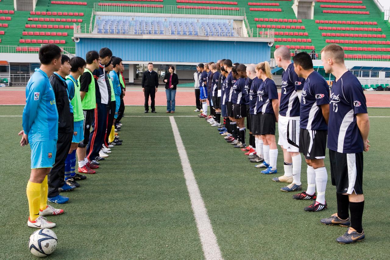 경기시작전 마주보고 서있는 한미 축구선수들3