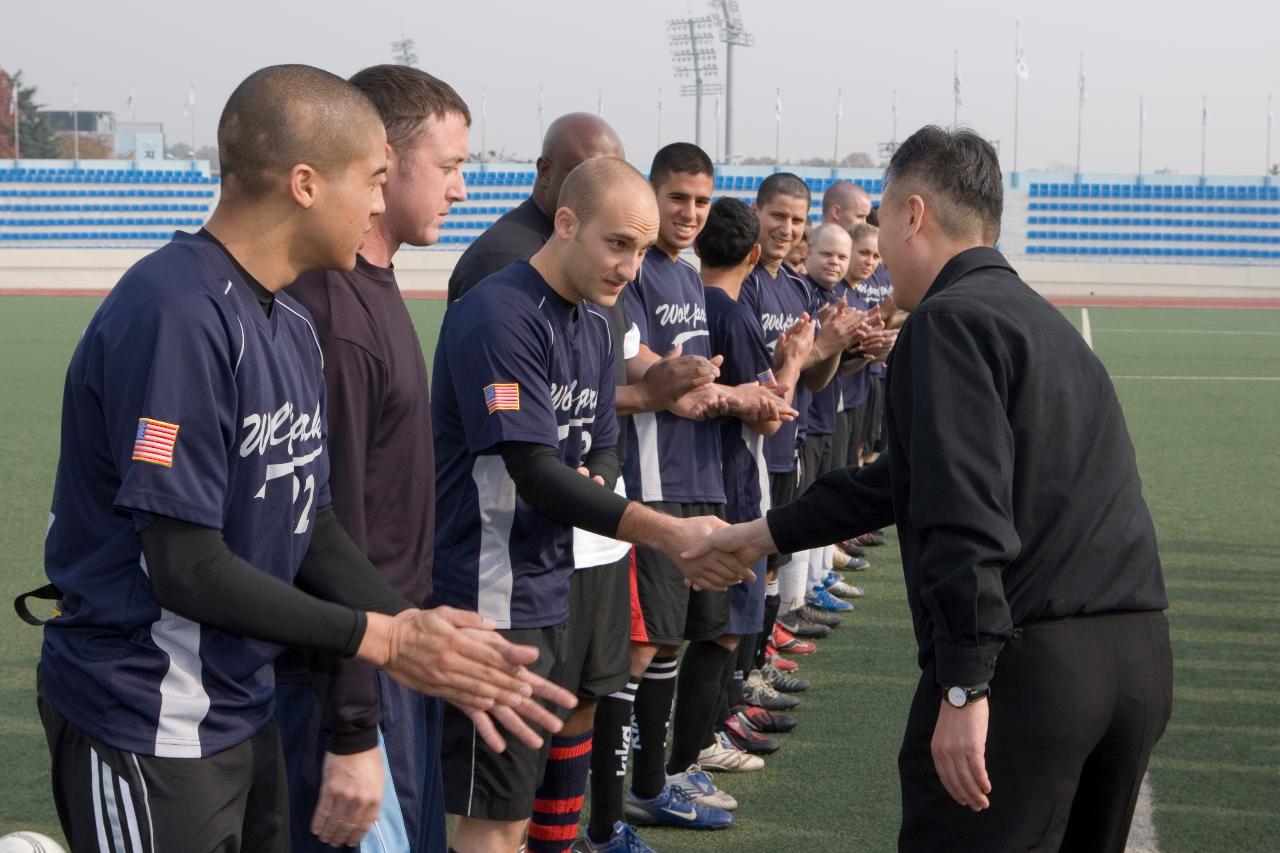 미국팀 축구선수들과 악수하시는 관련인사