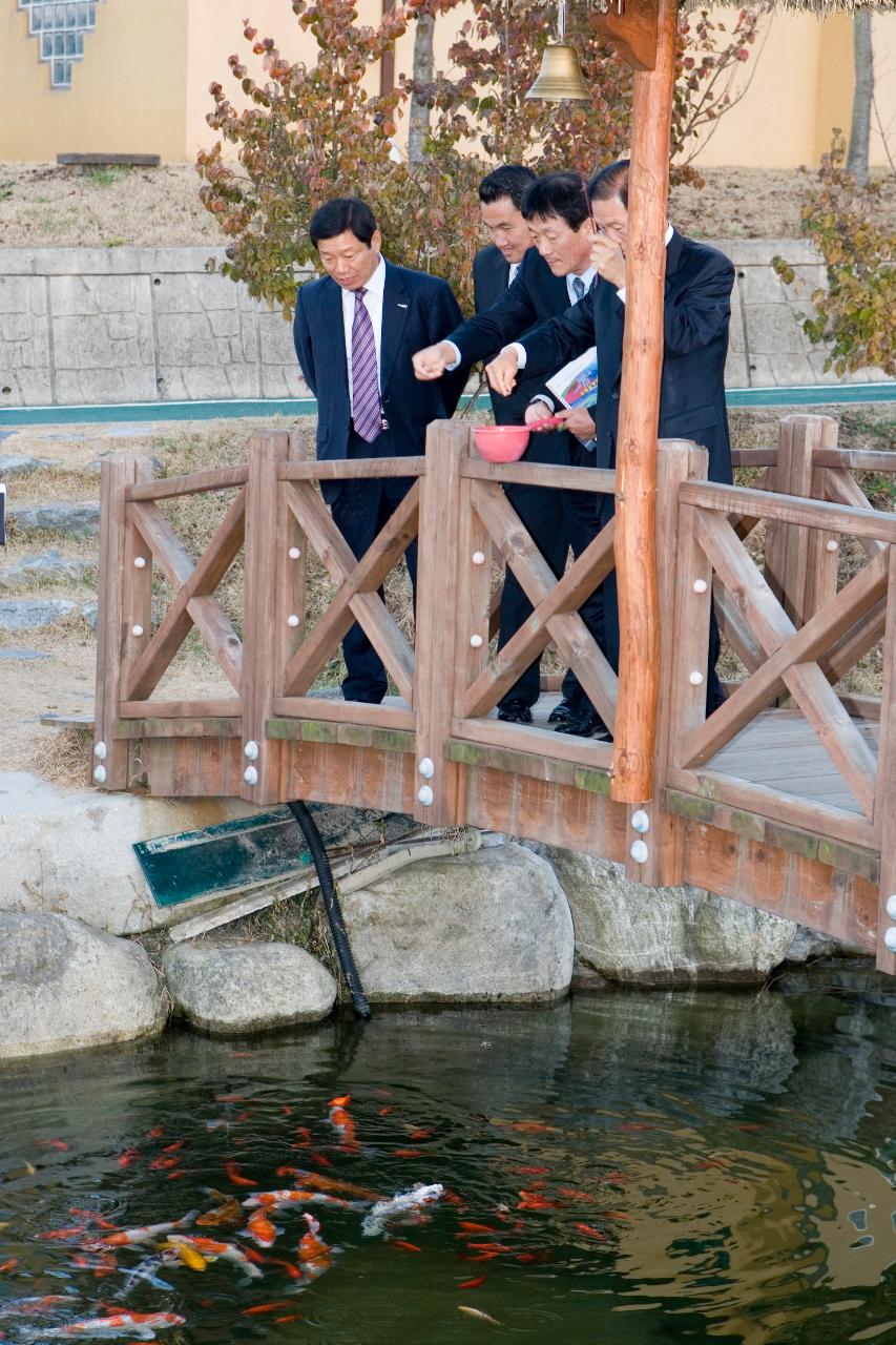 잉어에게 먹이를 주시는 문동신 시장님과 관계자들