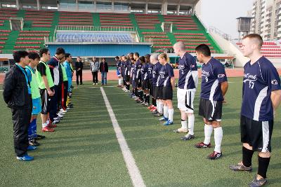 경기시작전 마주보고 서있는 한미 축구선수들2