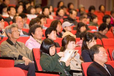 자리에 앉아 교수님의 강연을 듣고 계신 사람들2