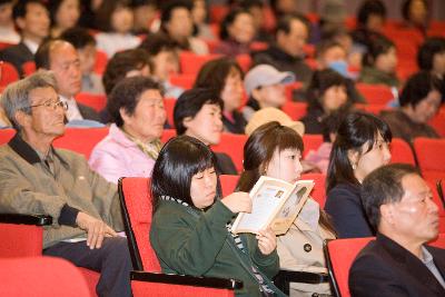 자리에 앉아 교수님의 강연을 듣고 계신 사람들1