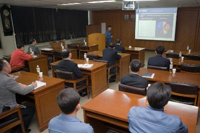 영상을 보며 설명중인 관계자와 자리에 앉아 듣고 계신 시장님과 관련인사1