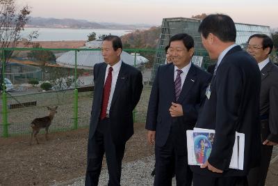 철새축제 현장을 돌아다니시며 관계자들과 이야기 하시는 문동신 시장님2