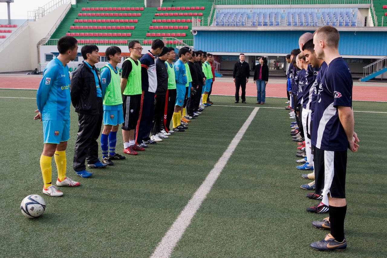 경기시작전 마주보고 서있는 한미 축구선수들4