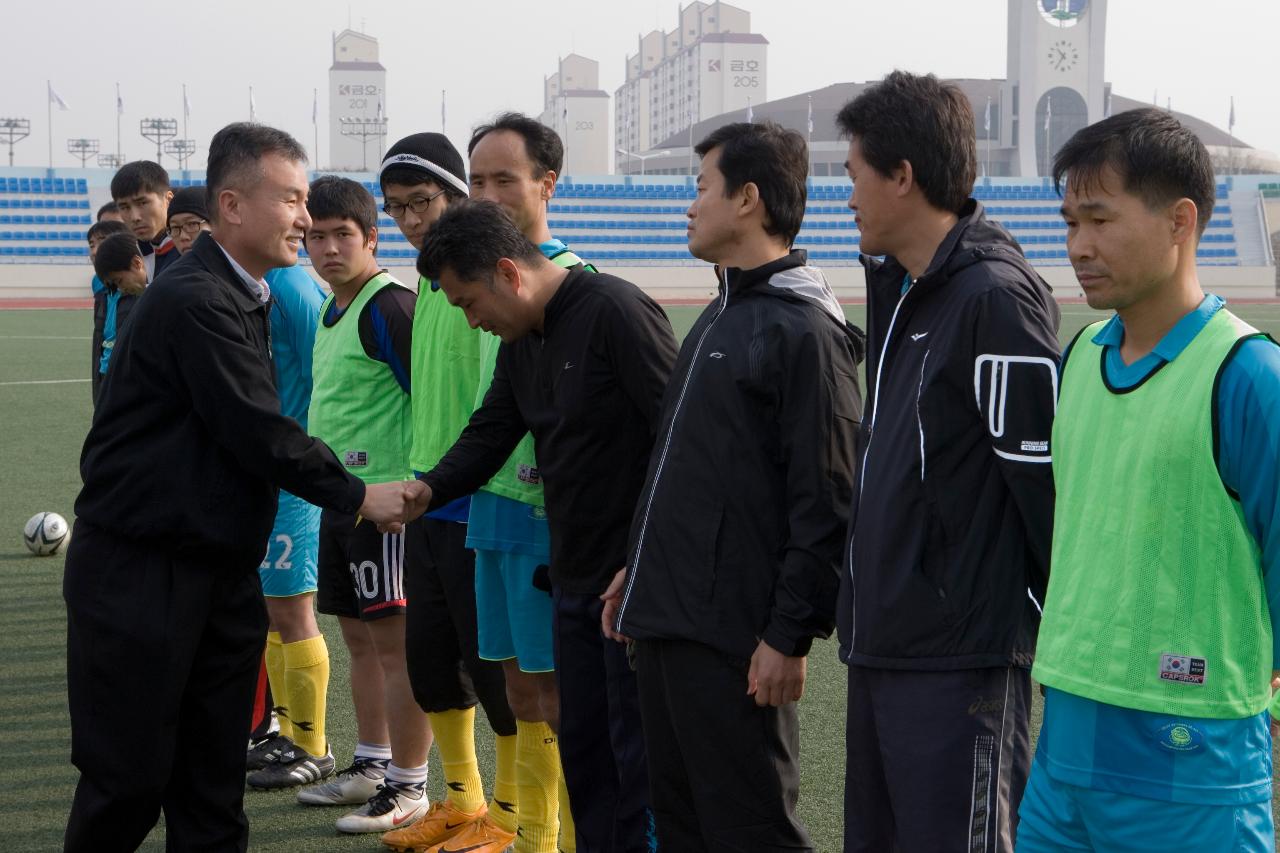 한국팀 축구선수들과 악수하시는 관련인사