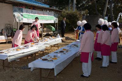 행복한 가게 직원분들이 자원봉사로 해피홈 입주식 기념 만찬 상을 차리고 계시는 모습2