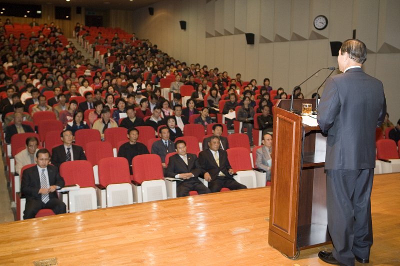 시민문화회관에서 열린 예산편성 시민설명회에 참석한 관객석의 시민들과 무대에서 말씀하시는 문동신 시장님6