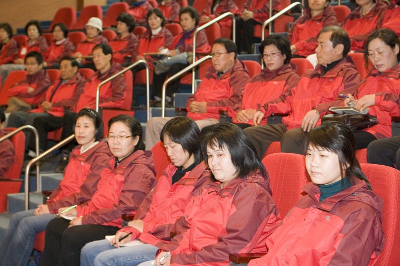 빨간 단체복을 입은 철새자원봉사자들1