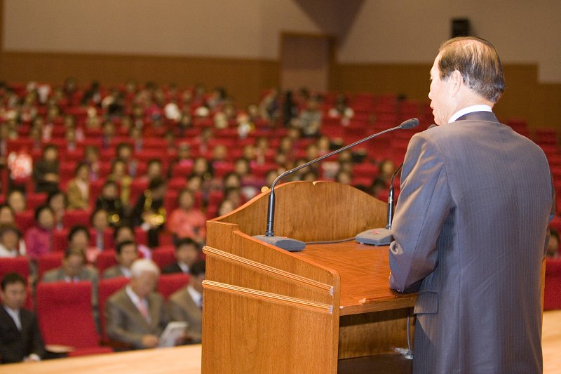 문해 한마당 인사말을 하시는 문동신 시장님과 관객석의 시민들의 모습1