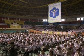 박수를 치고있는 생활개선 한마음대회 참가자들이 앉아있는 체육관 내부 모습사진(00004)