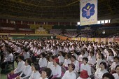 생활개선 한마음대회 참가자들이 앉아있는 체육관 내부 모습사진(00007)