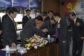 신규항로협약식에 참석한 대표님들과 악수하며 인사하시는 김완주 도지사님과 문동신 시장님사진(00001)