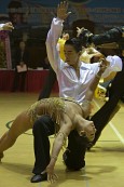 남자의 무릎위에 뒤로 눕는 포즈를 취하며 춤을 추고 있는 참가자들사진(00017)