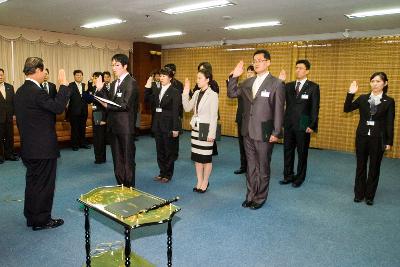 앞으로 나와 선서문을 읽으며 선서를 하고 있는 대표와 선서를 하고 있는 임원들과 시장님2