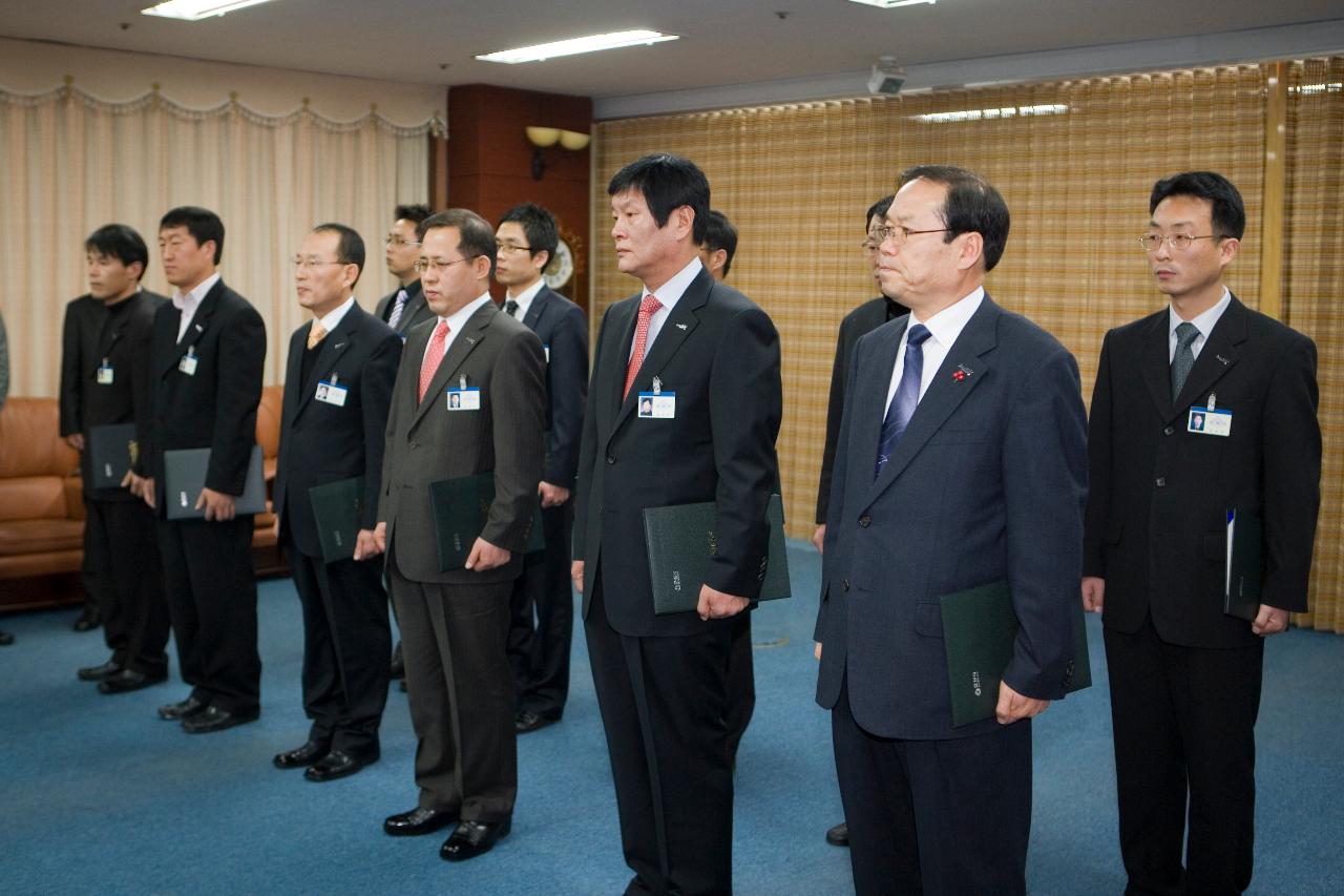 사령장을 교부받고 시장님의 말씀을 듣고 계신 임원들1