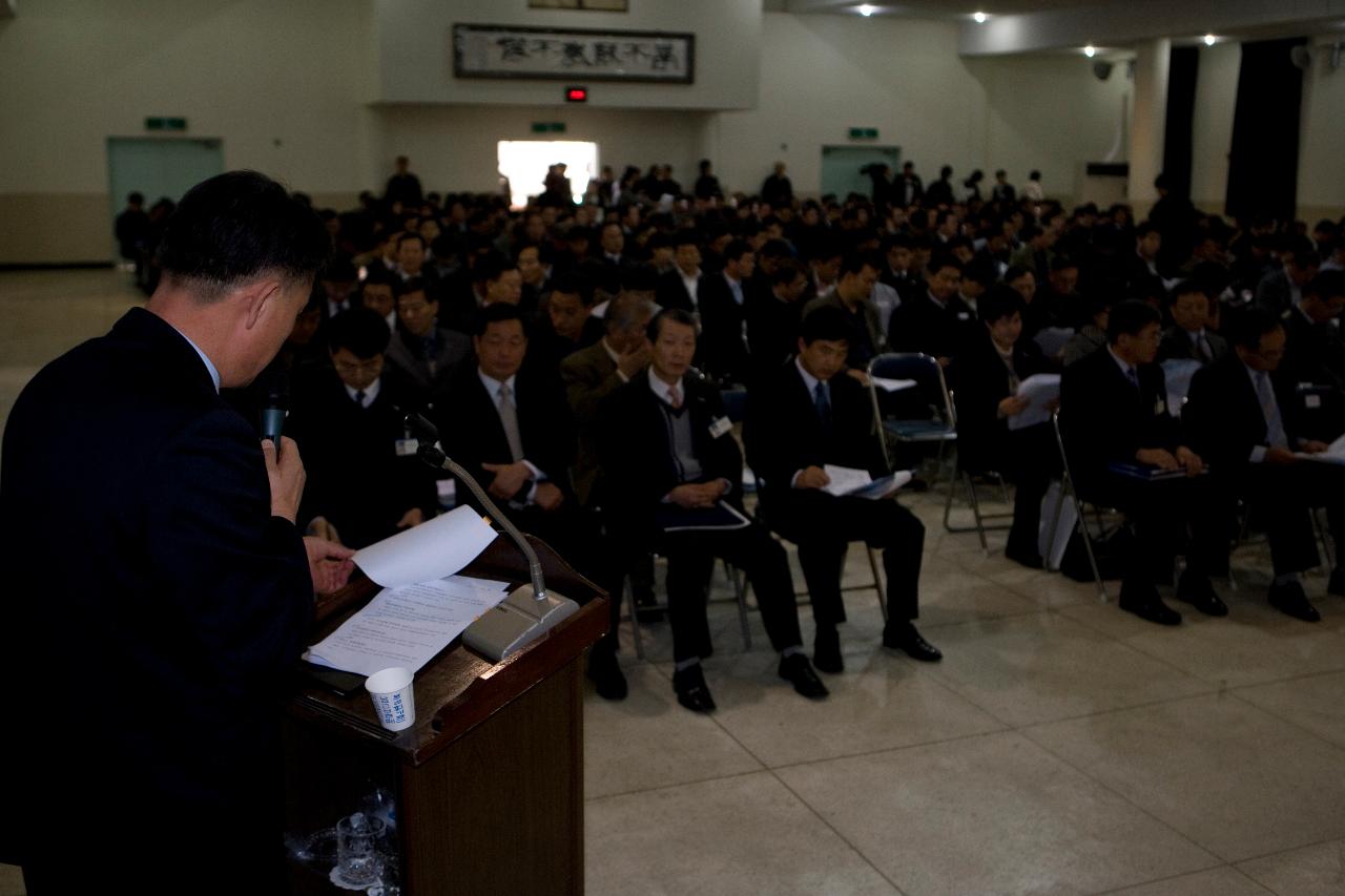 자리에 앉아 자료를 보고 계시는 관련인사들1