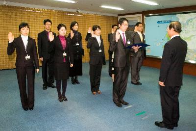 앞으로 나와 선서문을 읽으며 선서를 하고 있는 대표와 선서를 하고 있는 임원들과 시장님1