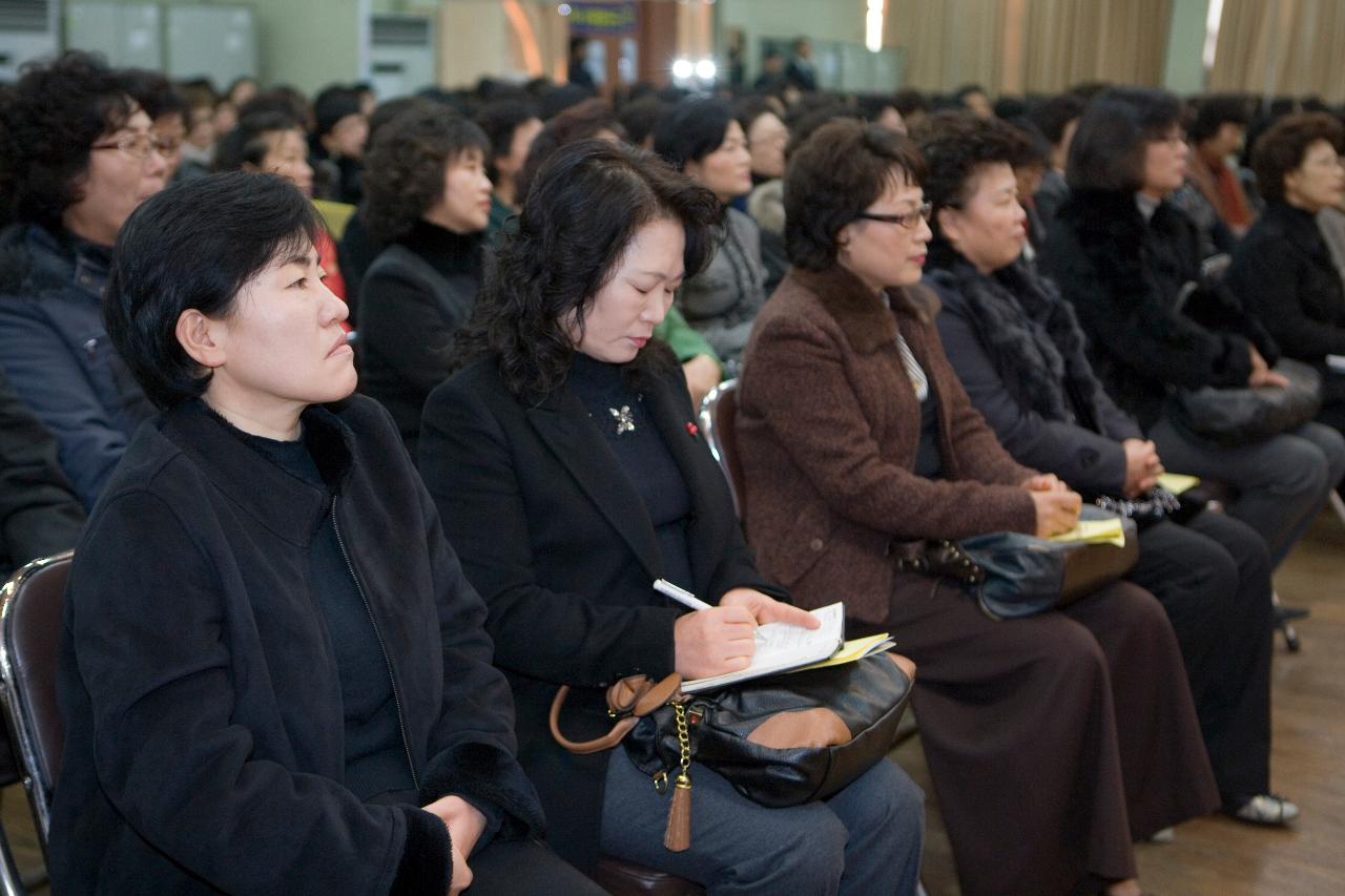 자리에 앉아 시장님의 말씀을 듣고 계신 여성분들3