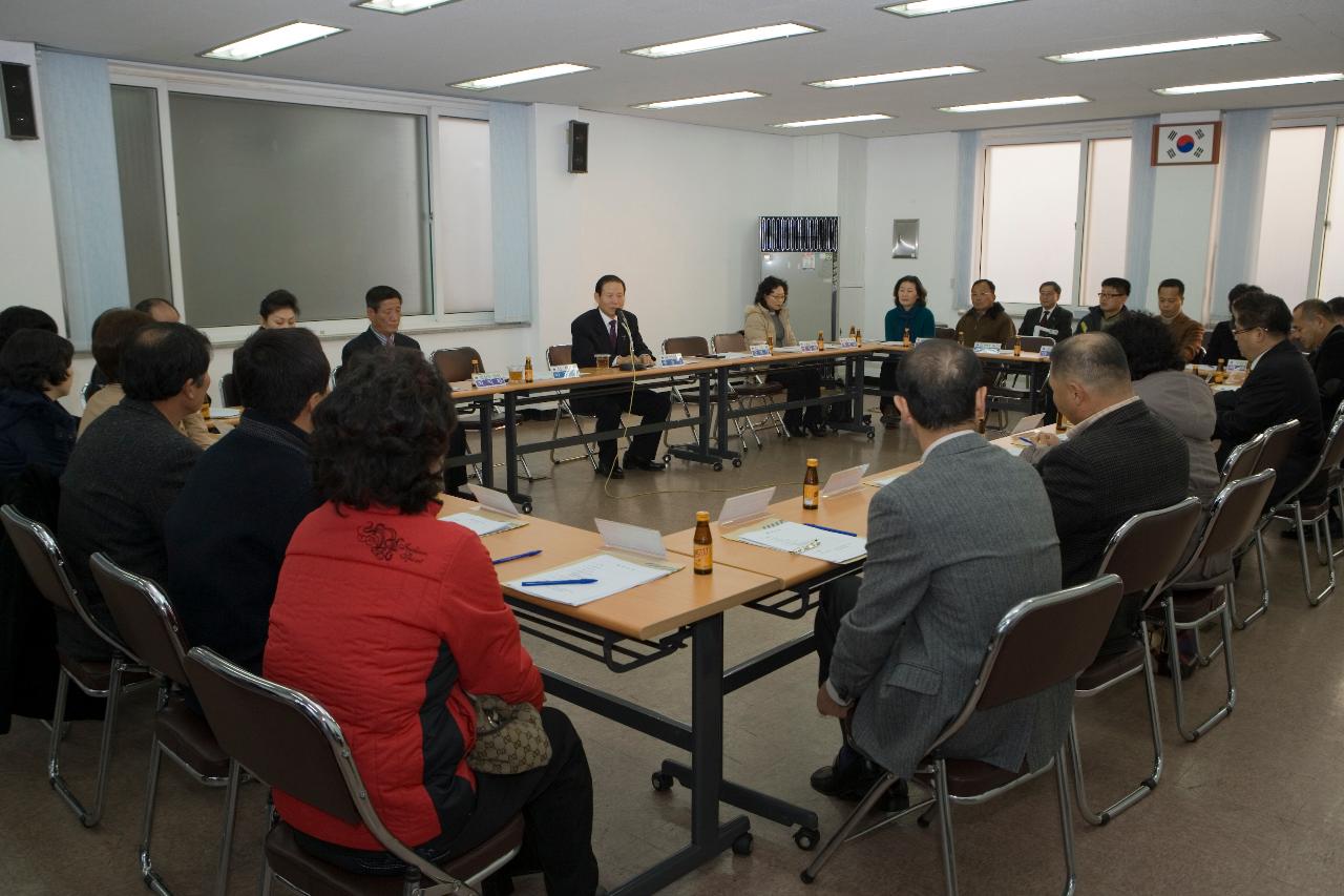 자리에 앉아 말씀하고 계신 시장님과 자리에 앉아 듣고 계신 이통장들