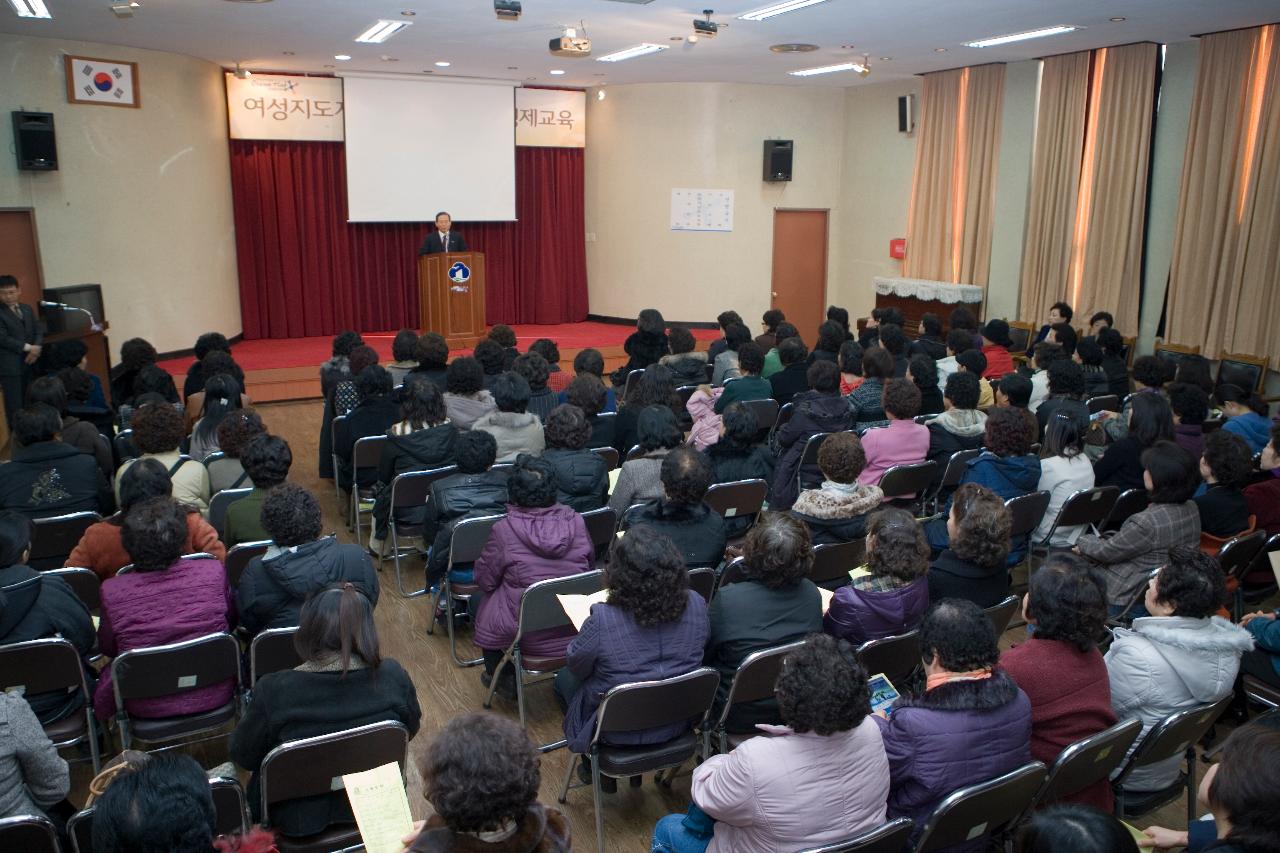 여성지도자 경제교육을 위해 앞으로 나와 말씀하고 계신 시장님과 자리에 앉아 교육을 받고 계신 여성분들2