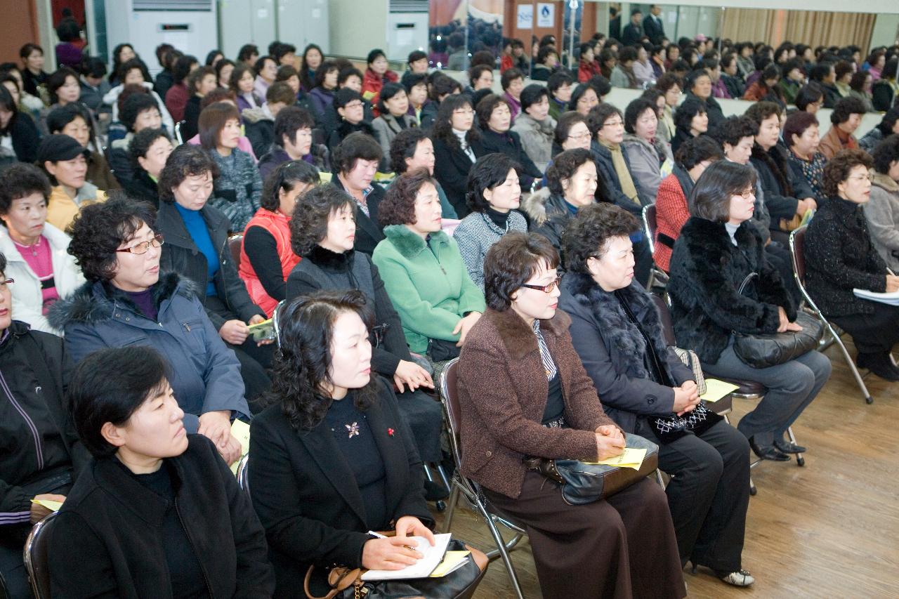 자리에 앉아 시장님의 말씀을 듣고 계신 여성분들2