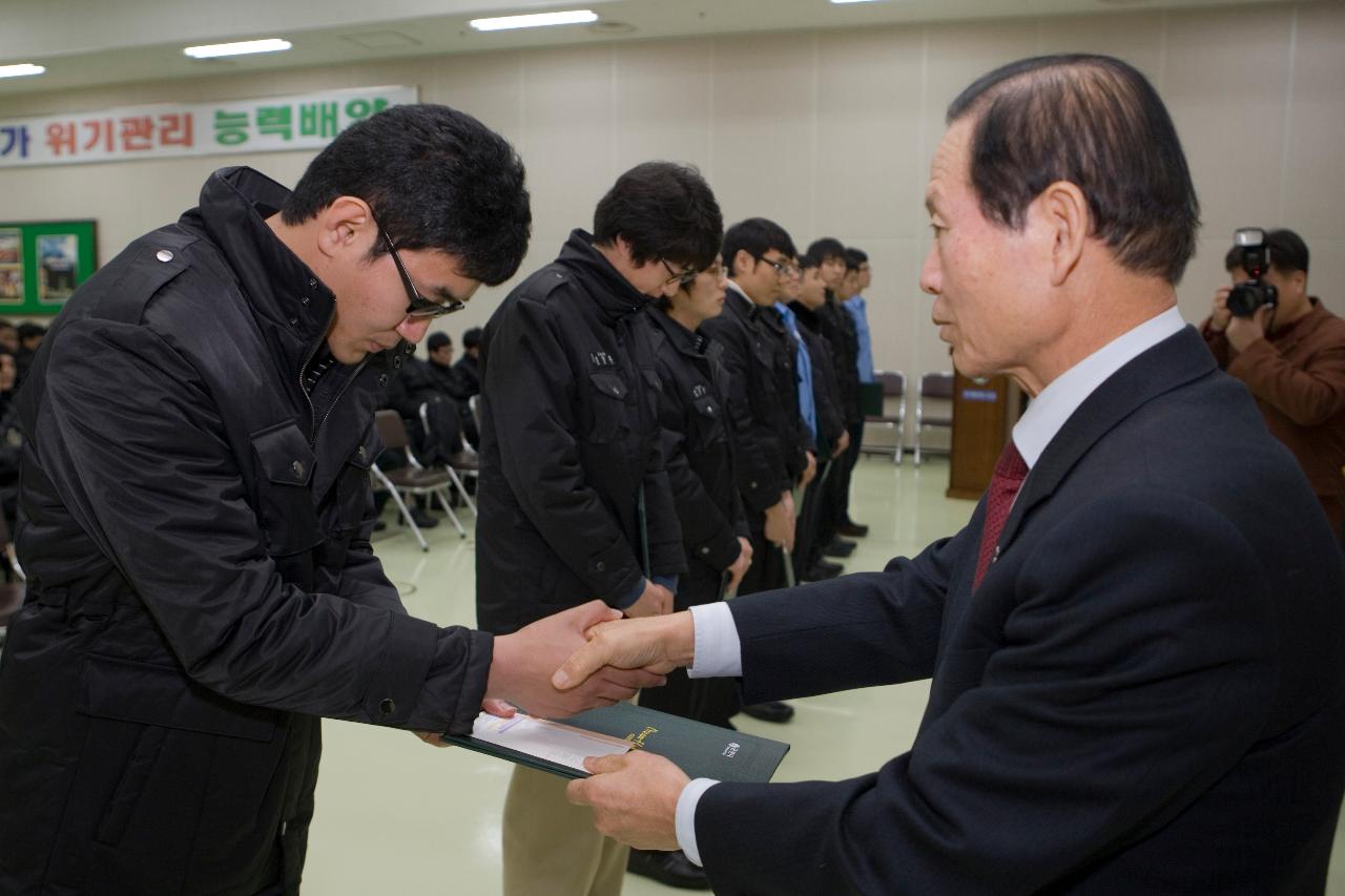 표창장과 상품을 수여하고 계시는 시장님10