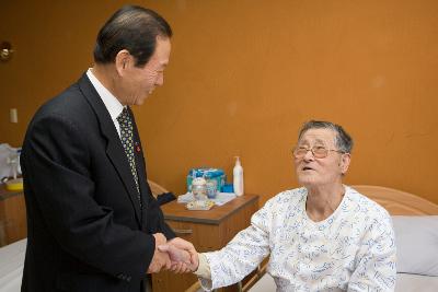 새만금회 복지시설을 방문해 환자분과 악수를 나누고 계신 시장님4