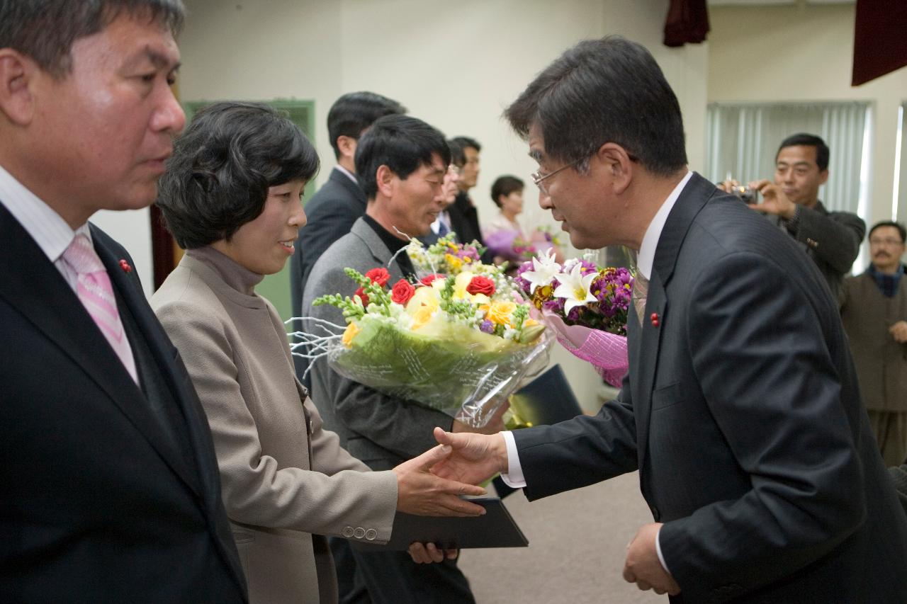 상장을 수여하고 계신 관련인사5