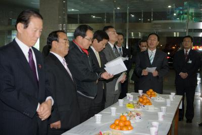 앞에서 말씀하고 계신 관련인사와 서서 듣고 계신 시장님과 관련인사들