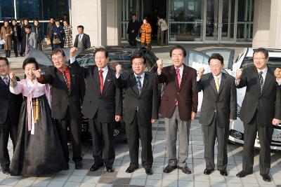 밖에서 차 앞에 서서 화이팅을 외치고 계신 시장님과 관련인사들2